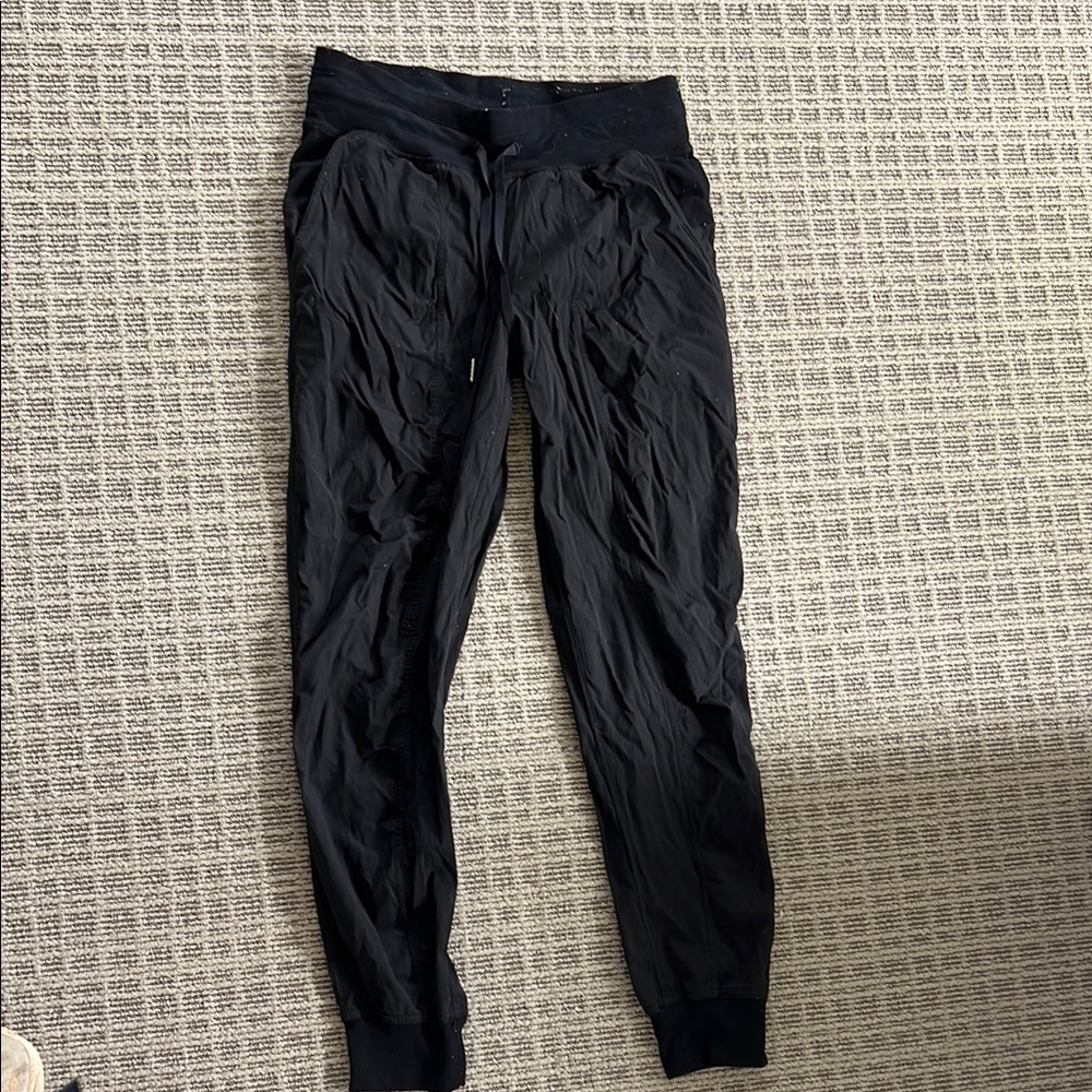 Lululemon Athletica Black Sweatpants with Elastic Waistband and Tapered Fit